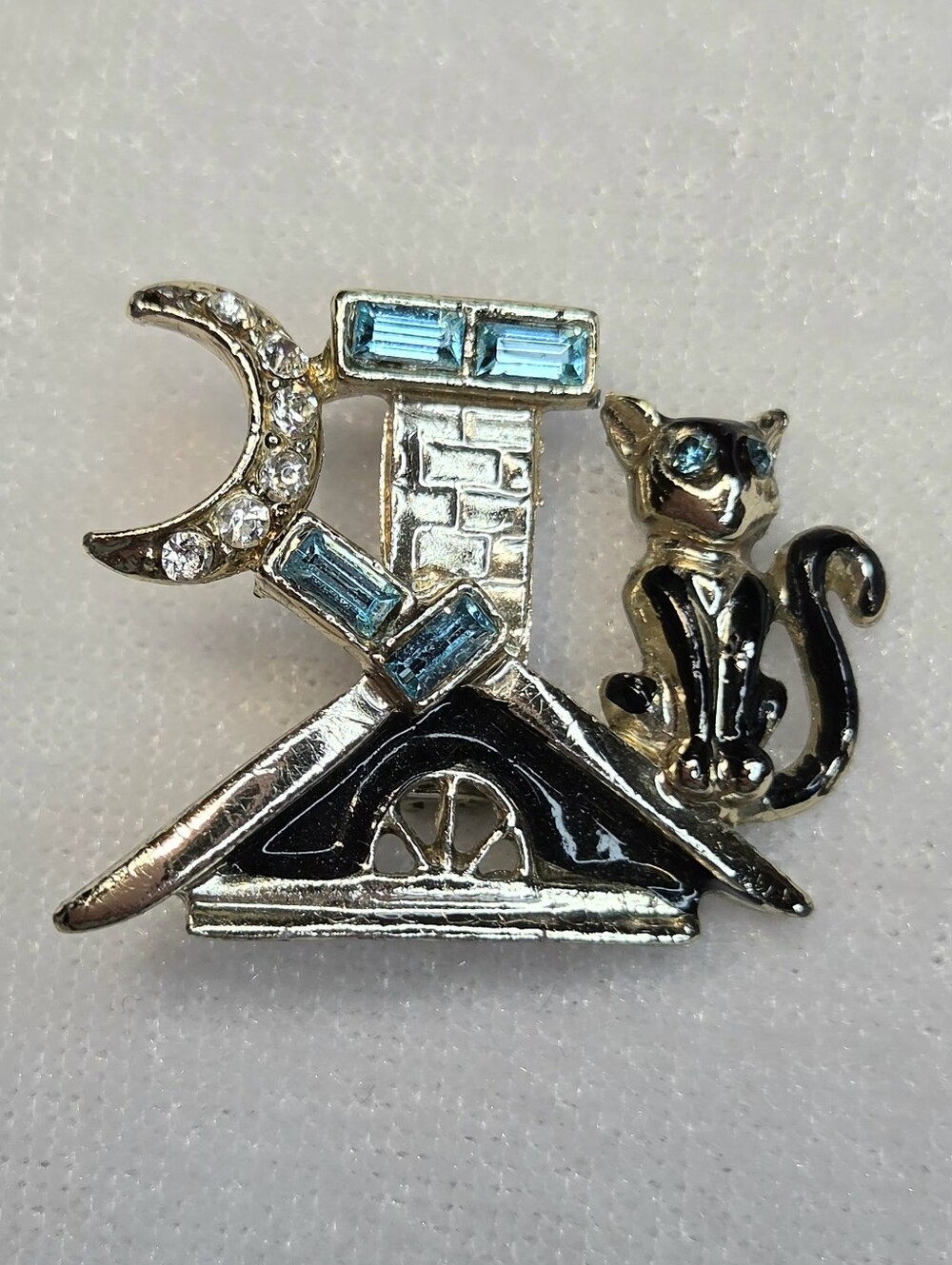 Vintage Black Cat Sitting on a Roof Gold-tone Rhinestone Figural Brooch / Pin